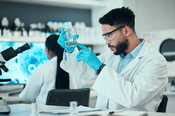 Engager un ingénieur pharmaceutique : oui, mais à quel prix ?