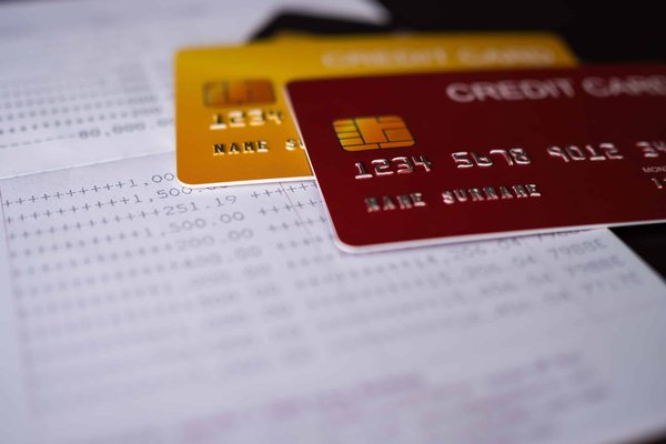 Apprendre à bien gérer son argent grâce à une carte bancaire ado
