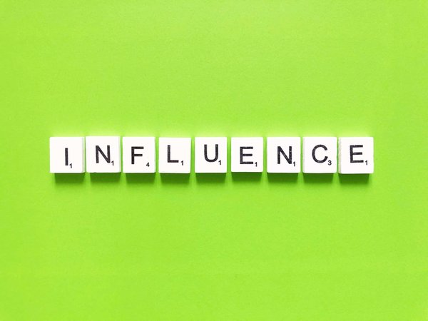 Quels sont les secrets pour exceller en tant que spécialiste en marketing d'influence dans le secteur de la beauté?